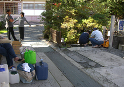 近所の人がご神水をくみに来ます